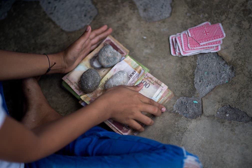 SEM VALOR: Pulverizada pela inflação mais alta do mundo, moeda venezuelana vira brinquedo para crianças