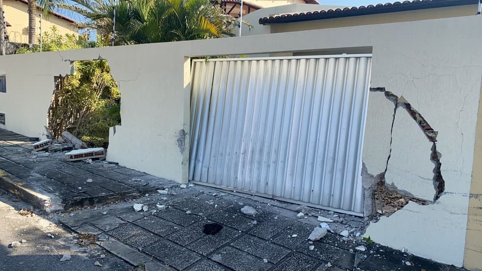 FOTO E VÍDEOS: Motorista em alta velocidade bate carro em veículos estacionados e destrói muro de casa em Natal