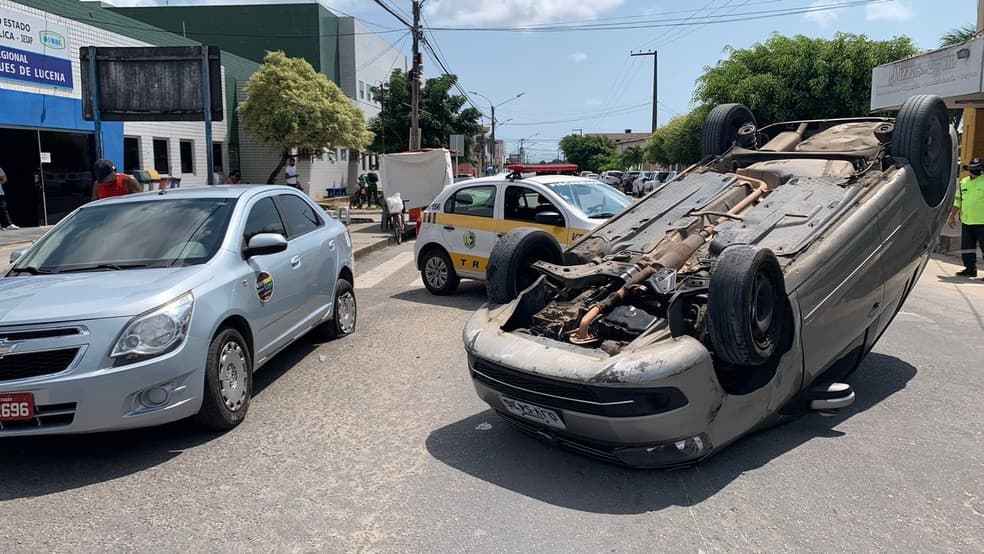 FOTO: Carro capota após colisão em frente ao Hospital Deoclécio Marques em Parnamirim
