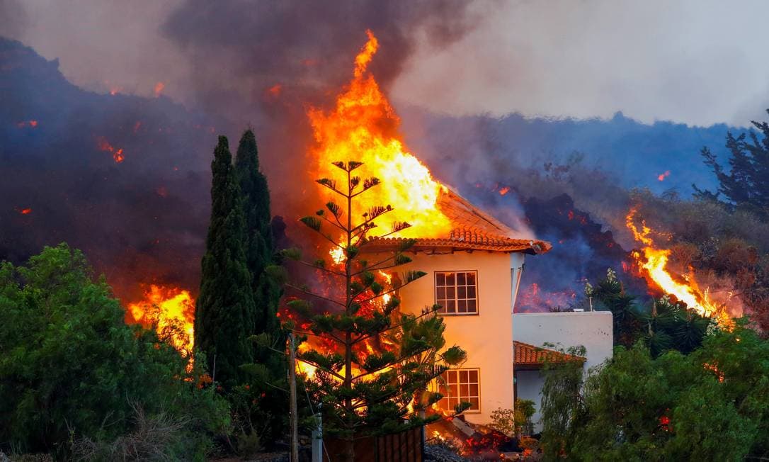 Vulcão nas Ilhas Canárias com potencial de provocar tsunami no Nordeste do Brasil já destruiu 100 casas em La Palma, que vê situação ‘devastadora'; o que se sabe até agora sobre a erupção