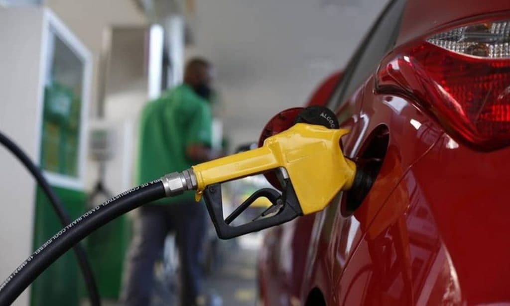 Preço médio da gasolina comum recua 2,62% no RN