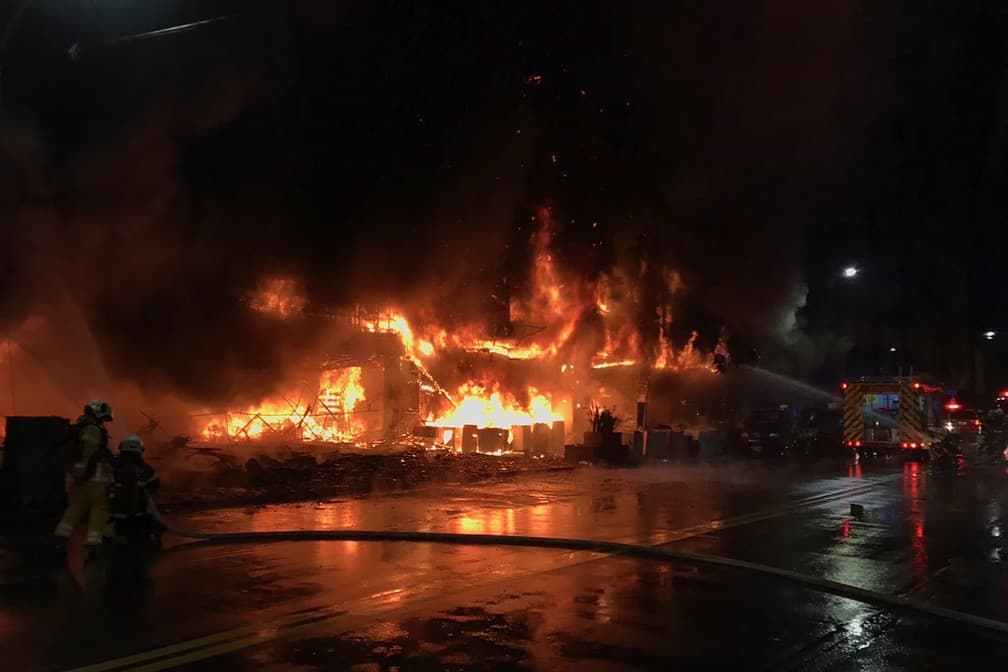 FOTOS: Incêndio em prédio deixa mais de 80 mortos e feridos em Taiwan