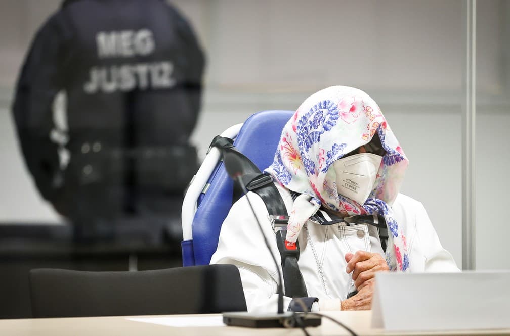 Ex-secretária de campo de concentração nazista de 96 anos que fugiu Justiça vai a julgamento na Alemanha
