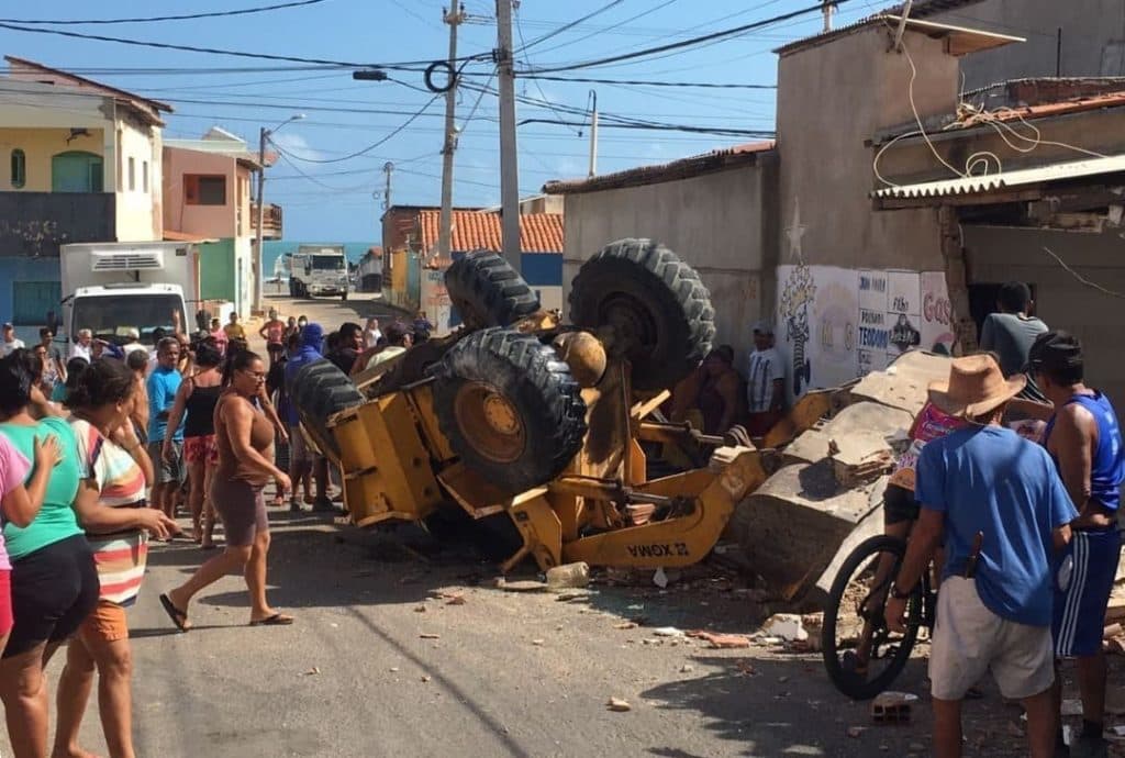 Motorista perde controle de trator, colide em loja e capota em praia no interior do RN