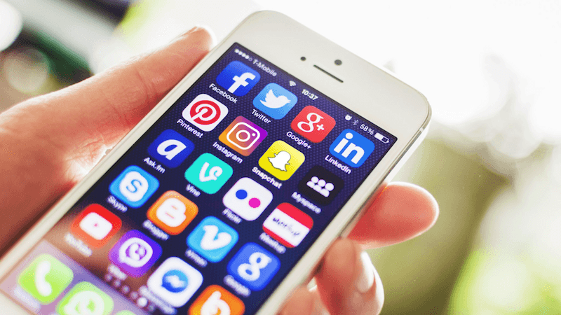 45% dos brasileiros passam pelo menos uma hora por dia nas redes sociais, aponta pesquisa