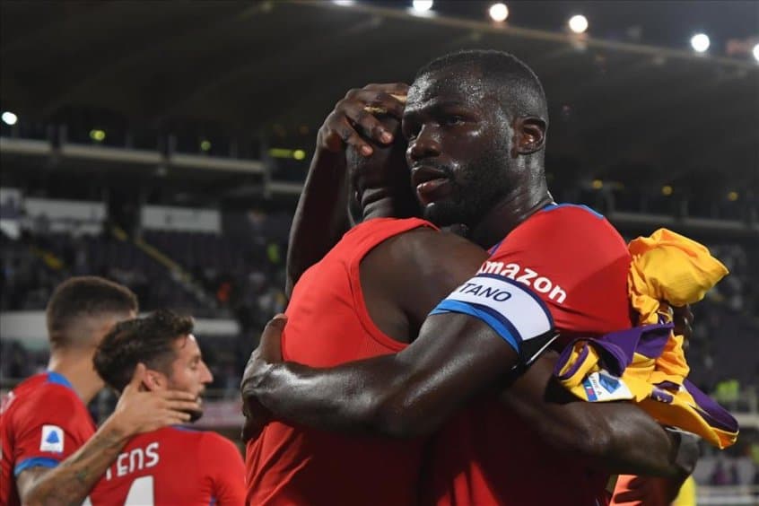 Jogadores do Napoli são vítimas de racismo em duelo contra a Fiorentina