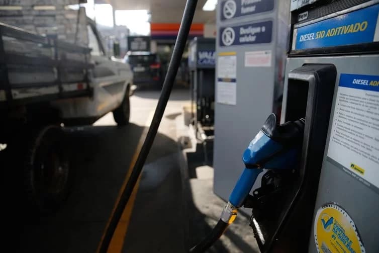 ICMS do diesel será reduzido em 6,5% a partir de novembro, anuncia governo de MG