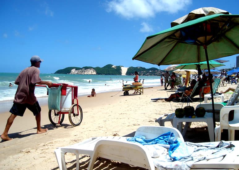 Depois de cadastramento, ambulantes de Ponta Negra só poderão circular na faixa de areia da praia
