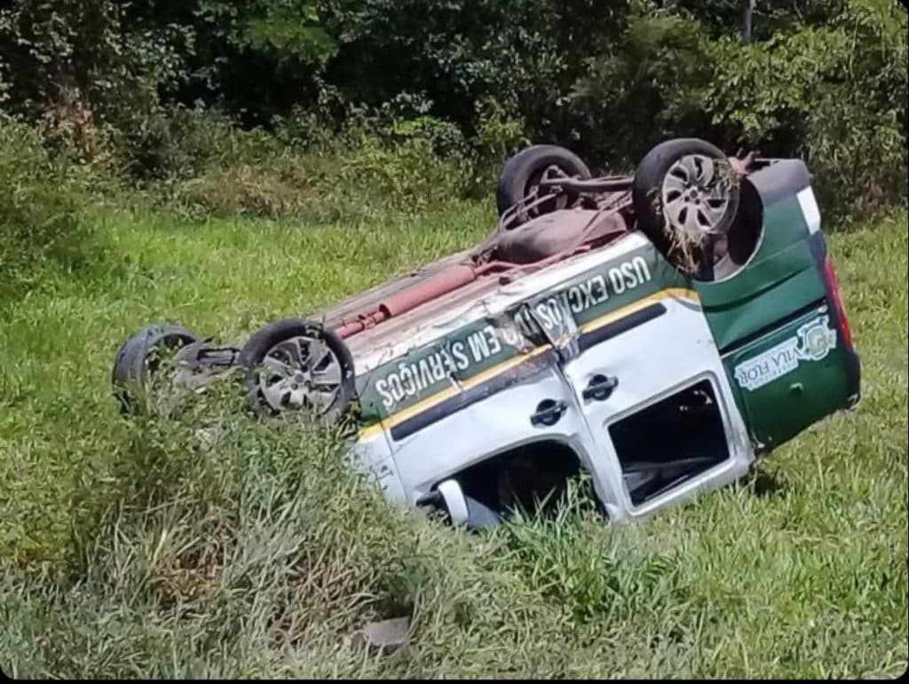 FOTOS: Secretário de Transporte de Vila Flor capota carro da prefeitura