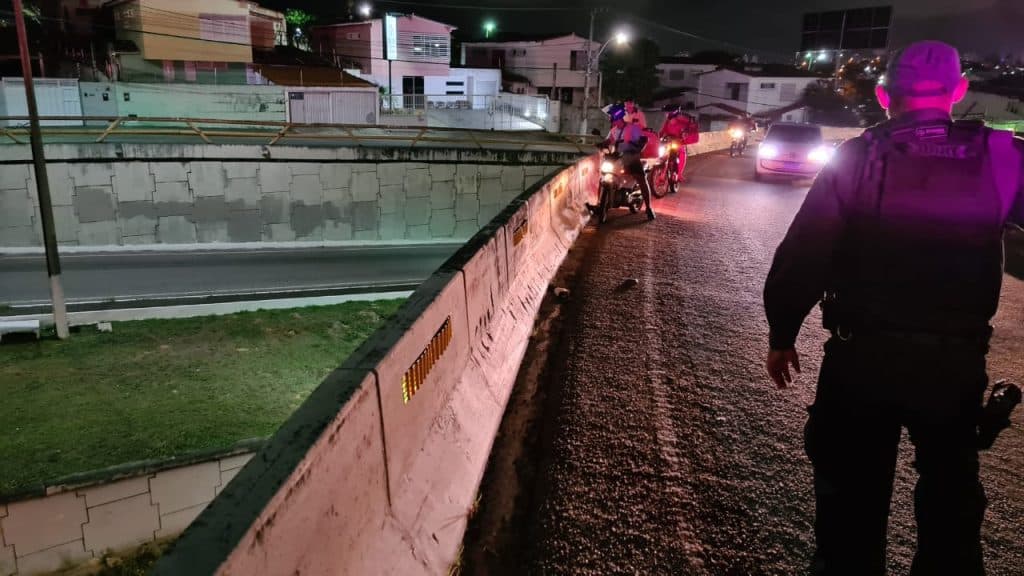 Motociclista morre após cair de viaduto em Natal