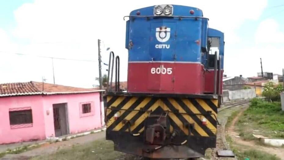 Situação da locomotiva de 68 toneladas descarrilhada é solucionada e viagens de trem são regularizadas em Natal