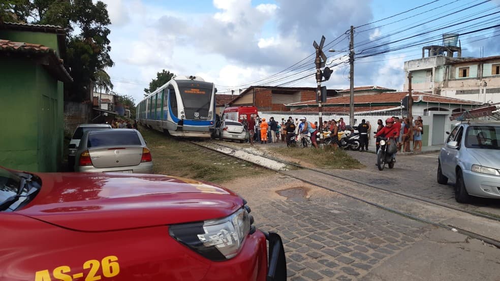 FOTOS: Acidente entre trem e carro deixa motorista ferida, em Dix-Sept Rosado, Zona Oeste de Natal