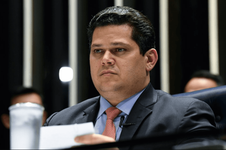Alcolumbre mantém quebra de sigilos de Lulinha e rejeita recurso da base de Lula