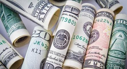 Dólar dispara e supera R$ 5,66 após governo anunciar auxílio de R$ 400