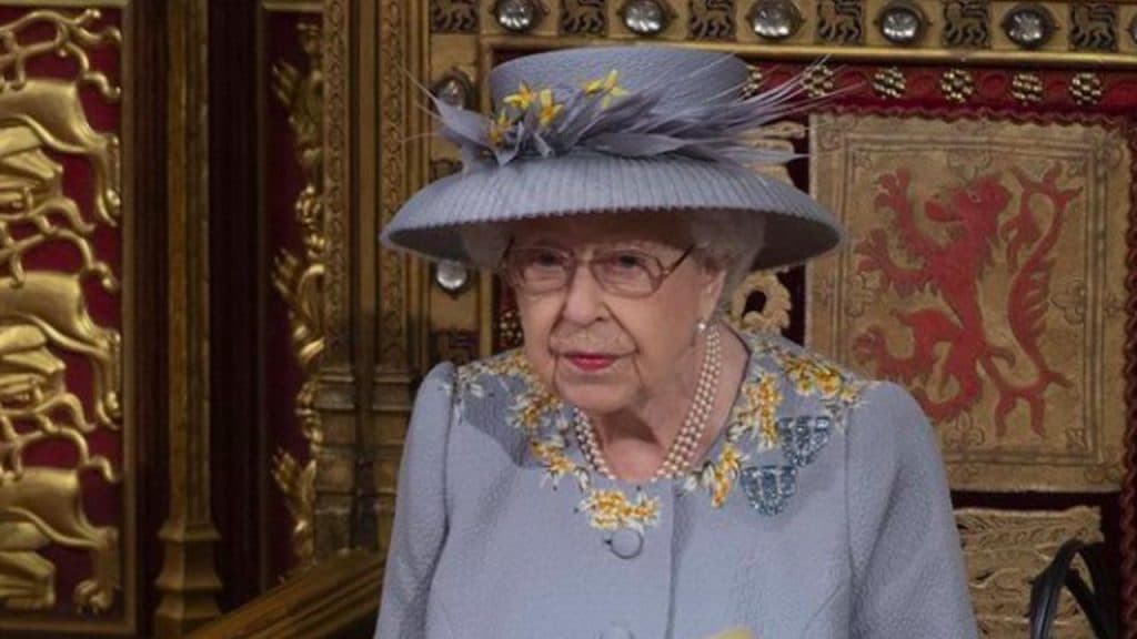 Rainha Elizabeth oferece salário anual de R$ 169 mil para nova faxineira