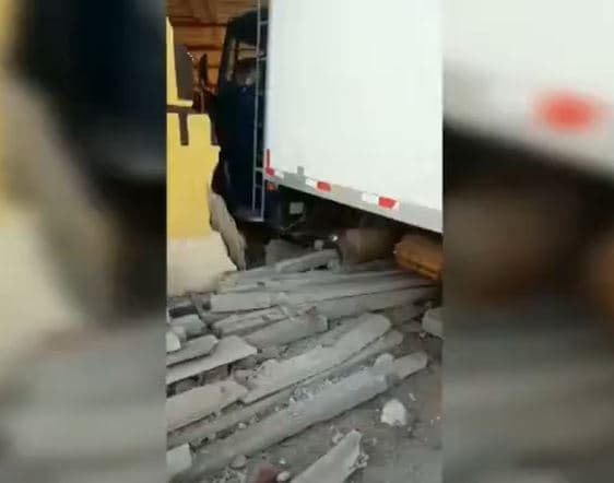 VÍDEO E FOTO: Sem motorista, caminhão desgovernado atravessa BR e atinge loja de material de construção em Santa Cruz