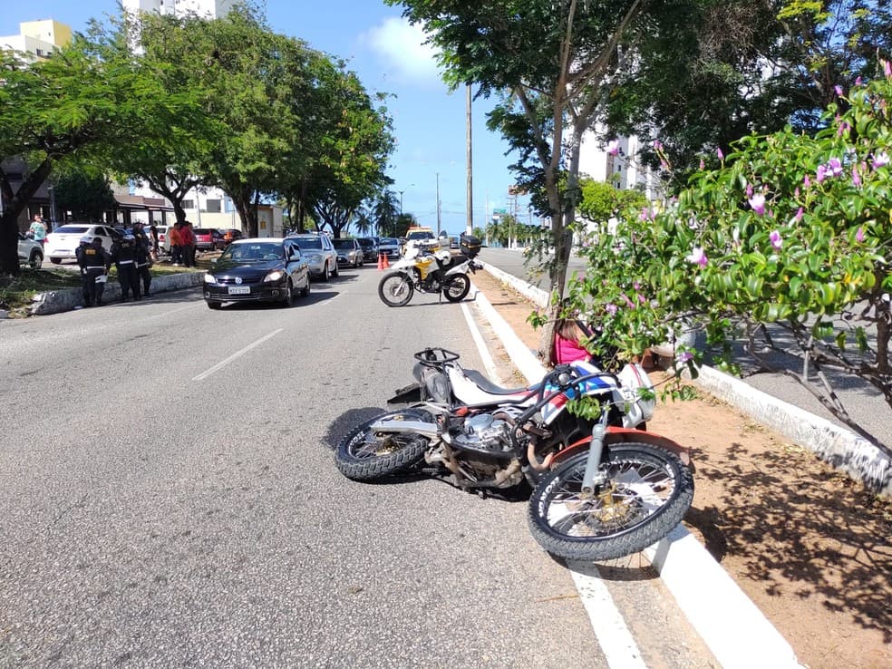 Motociclista morre após bater em poste em avenida que antecede a Rota do Sol, em Ponta Negra