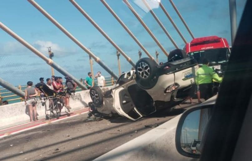 ACIDENTE: Carro capota na ponte Newton Navarro