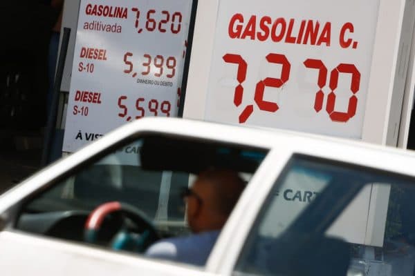 NADA FEITO: Após medida dos estados, Petrobras diz que não avalia congelar preços dos combustíveis