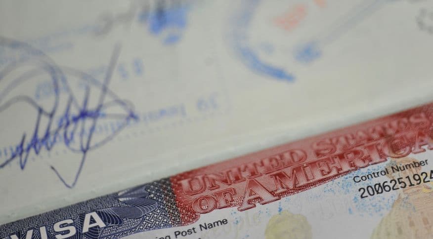 Fila para visto dos EUA cresce, e entrevistas estão esgotadas até dezembro de 2022