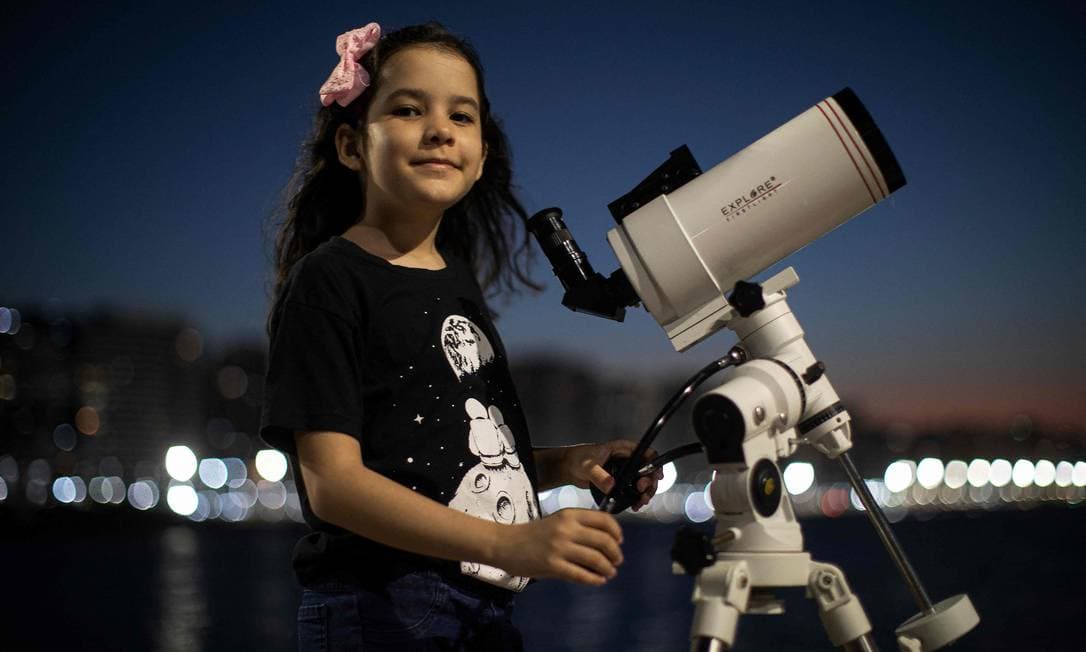 FOTO: Menina alagoana de apenas oito anos mapeia 23 asteroides e pode se tornar a pessoa mais jovem do mundo a realizar descoberta