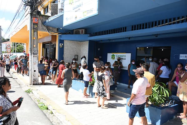 Busca pelo novo auxílio do Governo Federal provoca filas em Natal