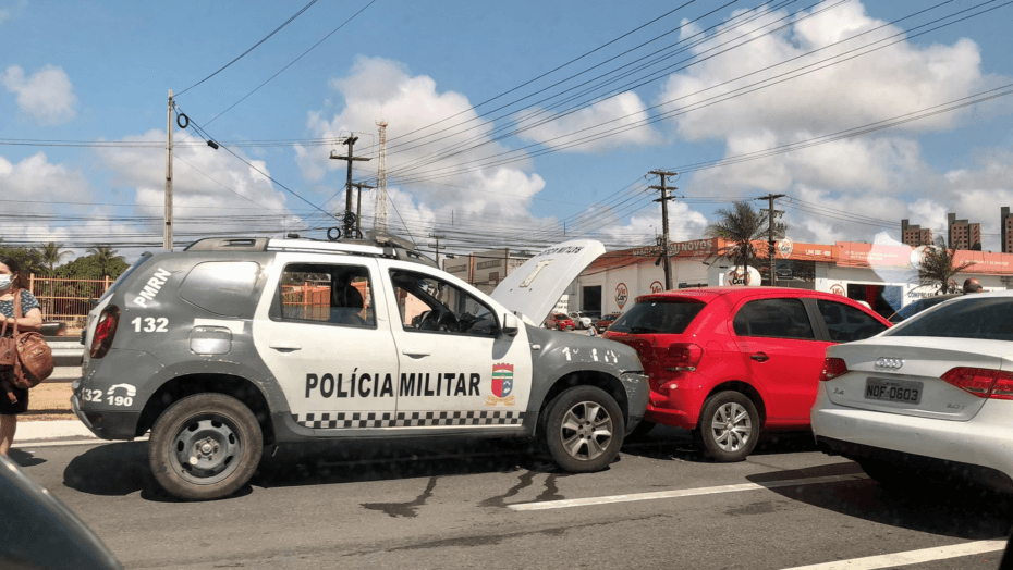FOTOS: Seis carros se envolvem em engavetamento na Zona Sul de Natal