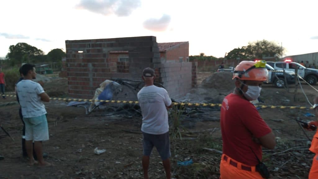 FOTO: Asa delta motorizada cai em São José de Mipibu e duas pessoas morrem