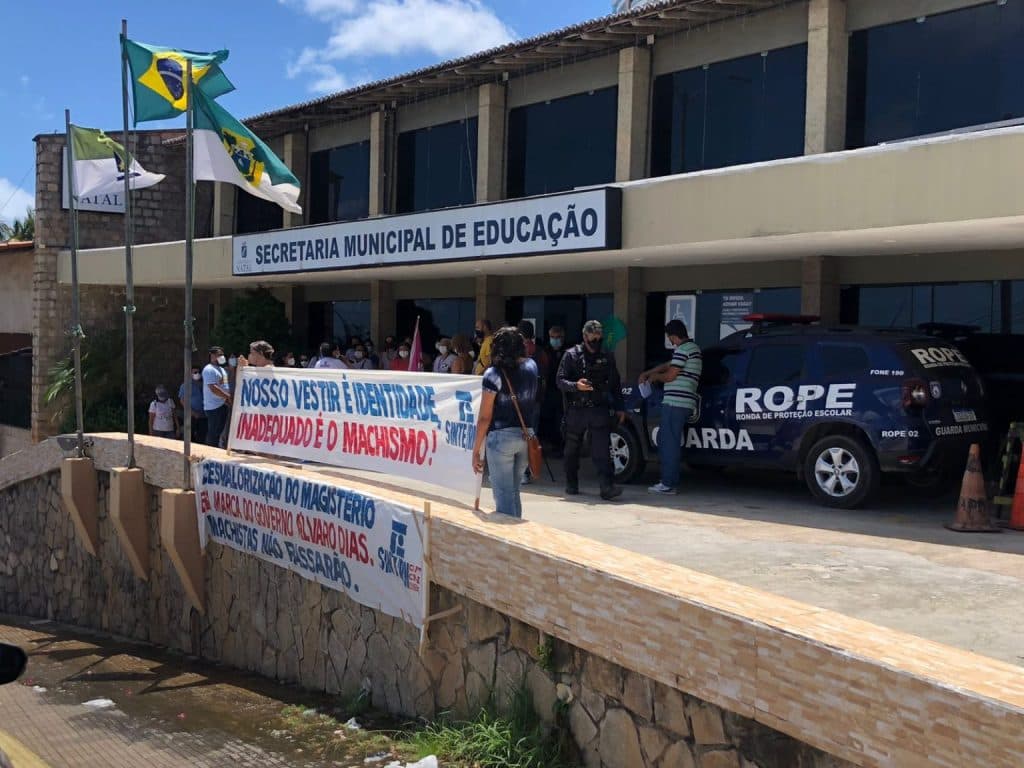 Profissionais protestam na porta da Secretaria Municipal de Educação após caso da professora que foi barrada por não estar com roupa “adequada”