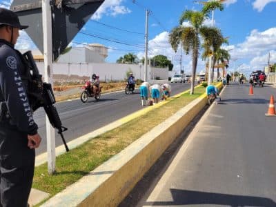 EXEMPLO: Presos são levados para pintar meio fio em Pau dos Ferros