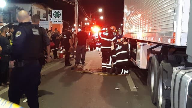 Homem morre atropelado por caminhão, após cair de moto na BR-101