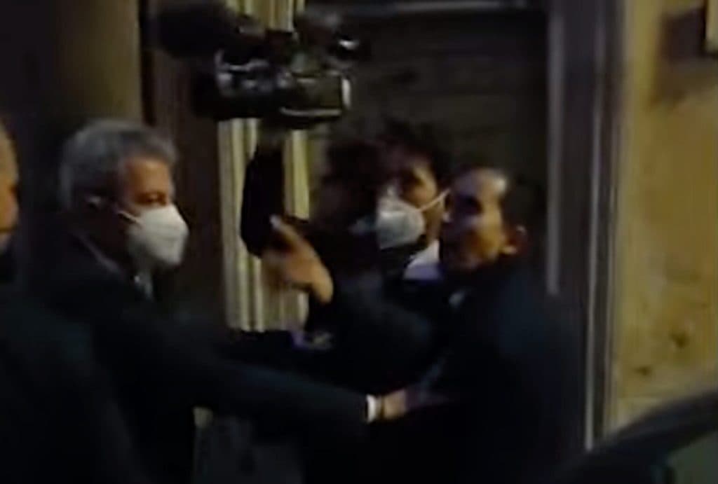 JORNALISTAS AGREDIDOS: Repórteres sofrem ataques de seguranças em Roma
