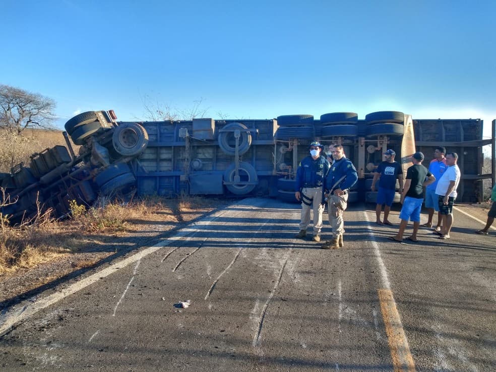 FOTO: Carreta carregada de melão tomba após colisão com caminhonete na região Oeste do RN e interdita BR-405