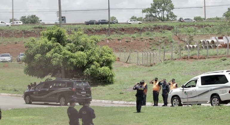 Corpos de Marília Mendonça e do tio chegam ao velório, em Goiânia