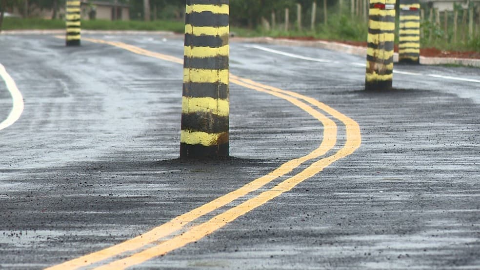 SUCUPIRA PERDE: Estrada é inaugurada com postes no meio da pista no Espírito Santo
