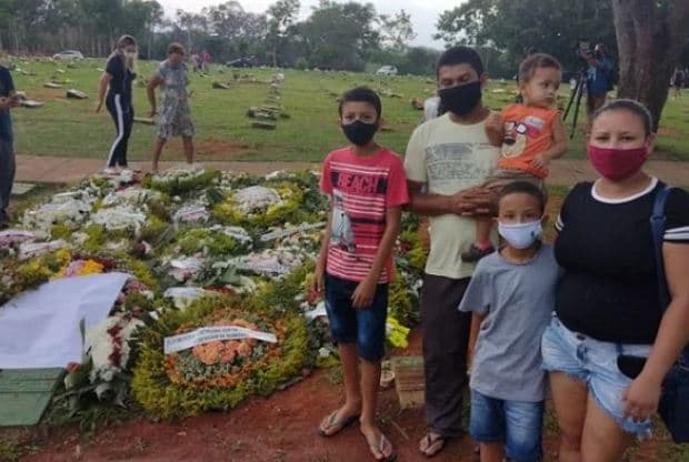 Fãs visitam túmulo de Marília Mendonça e fazem homenagens