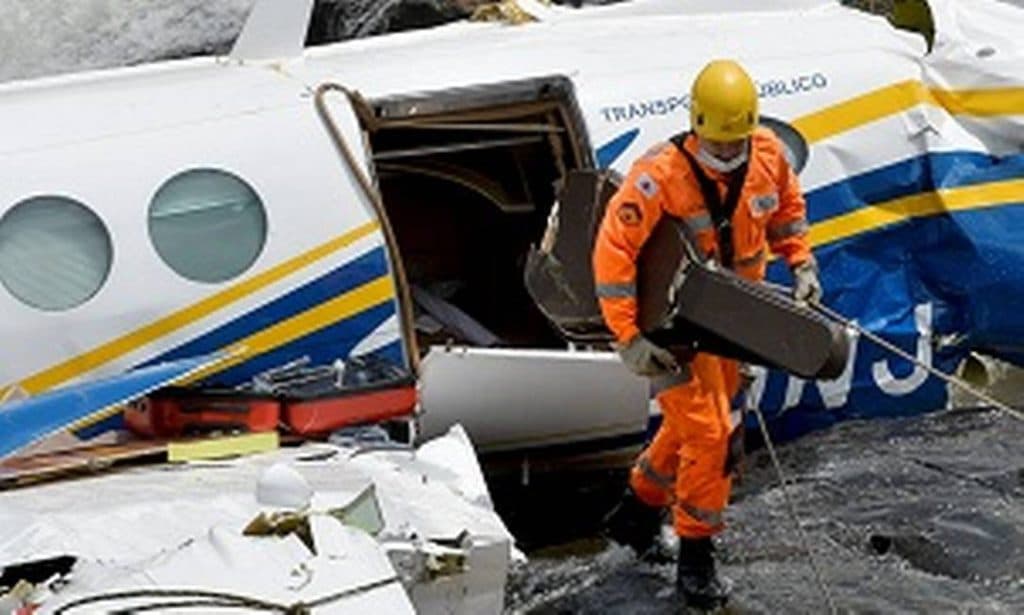 Piloto do avião que levava Marília Mendonça comunicou duas vezes procedimento de pouso pelo rádio