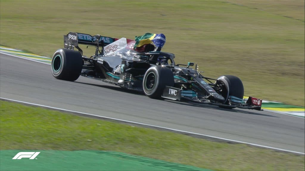 F1: Em recuperação espetacular, Hamilton vence em Interlagos, celebra com bandeira do Brasil e incendeia campeonato