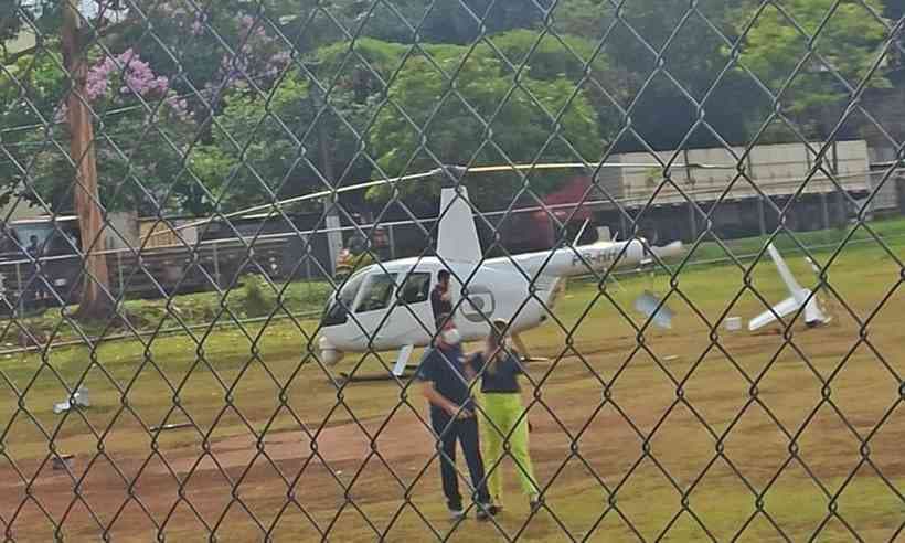 FOTOS E VÍDEOS: Helicóptero da Globo faz pouso forçado em campo de futebol em BH