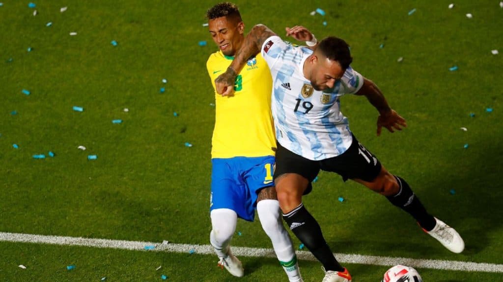 Árbitros de campo e do VAR de Brasil e Argentina são suspensos por "erro grave" em lance de Otamendi