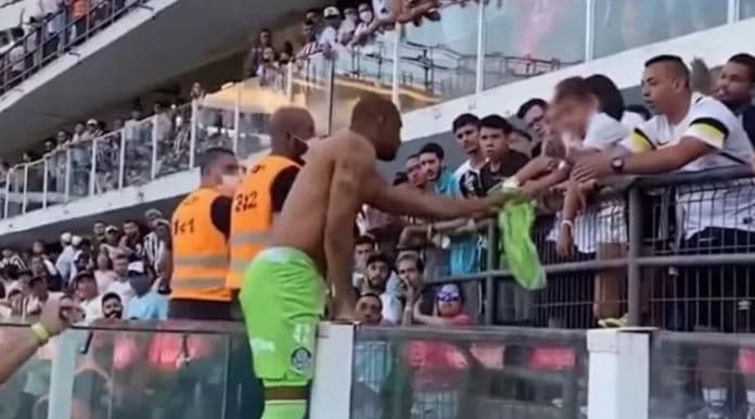 Menino de 9 anos torcedor do Santos é ameaçado e pede desculpas após pedir camisa do goleiro Jaílson do Palmeiras