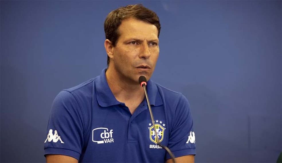 CBF demite Leonardo Gaciba do comando da Comissão de Arbitragem