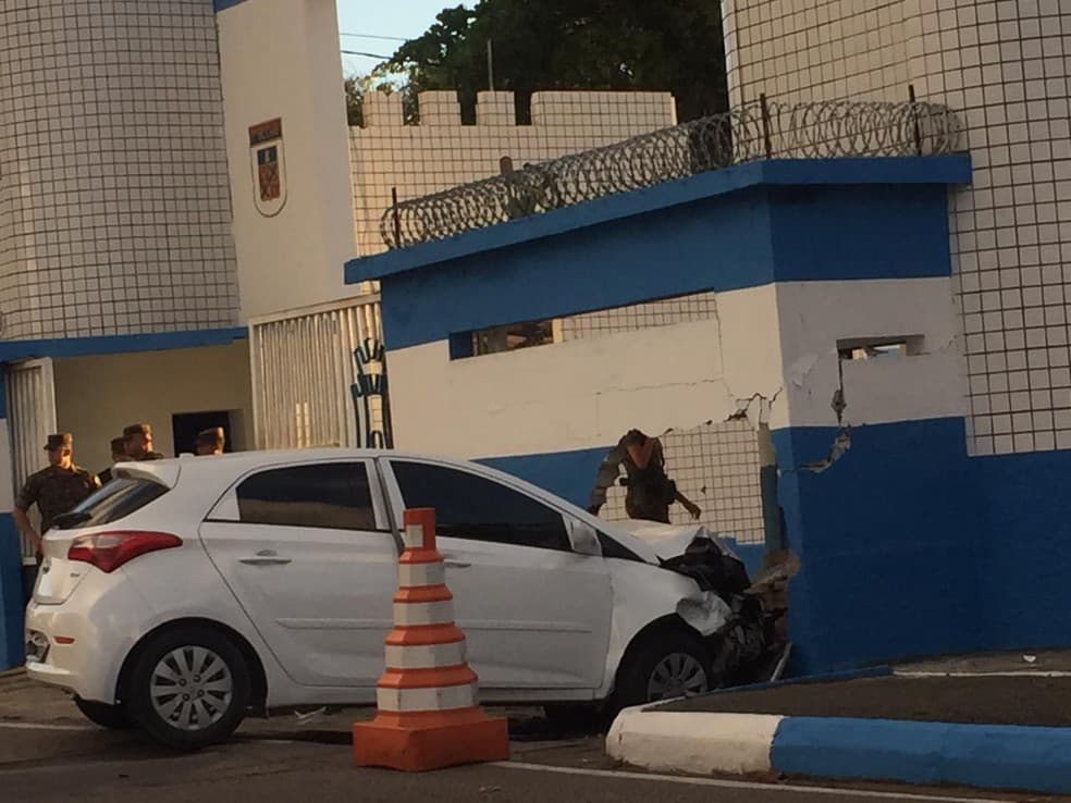 FOTOS: Motorista colide e derruba parte de muro de batalhão do exército em Nova Descoberta
