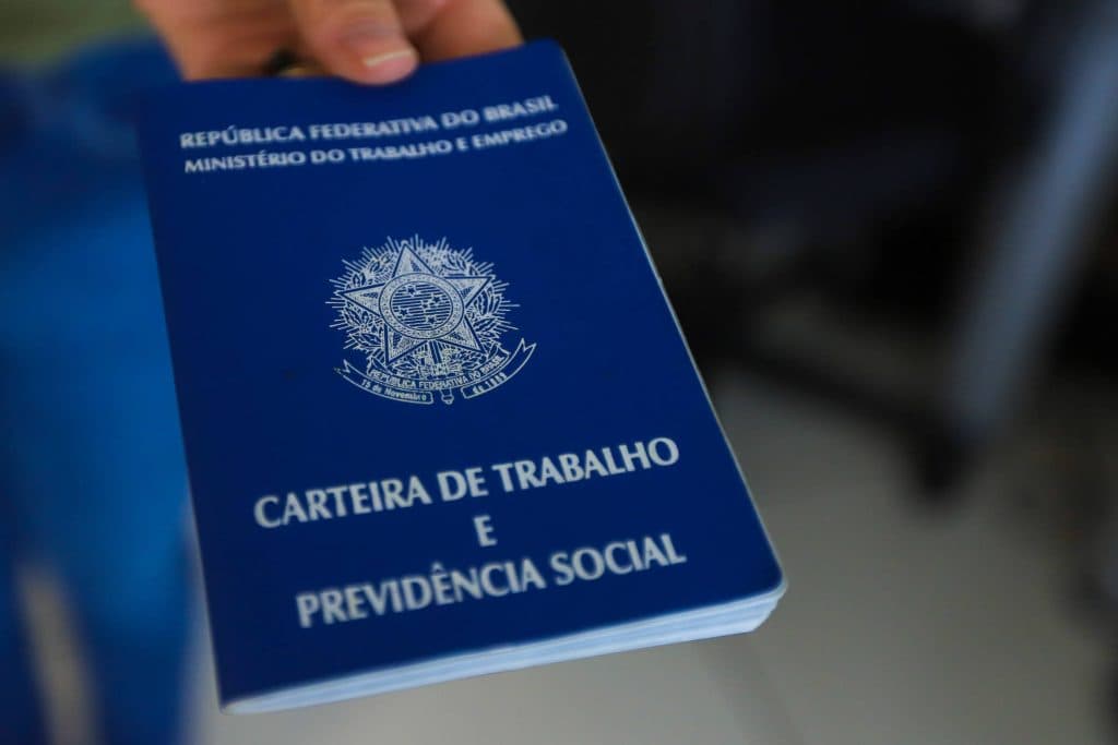 Após revisão, número de empregos criados em 2020 cai pela metade