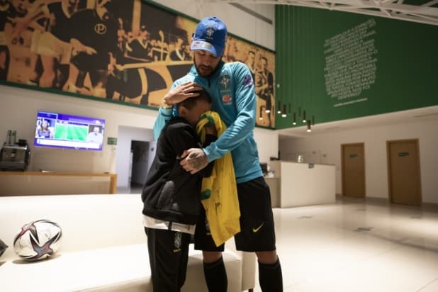 VÍDEO: Bruninho, hostilizado por torcida santista, visita Seleção Brasileira e se emociona ao conhecer Neymar