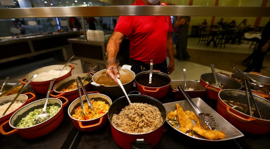 Mais da metade dos bares e restaurantes brasileiros possui dívidas; 80% tiveram de pedir empréstimos para continuar a funcionar