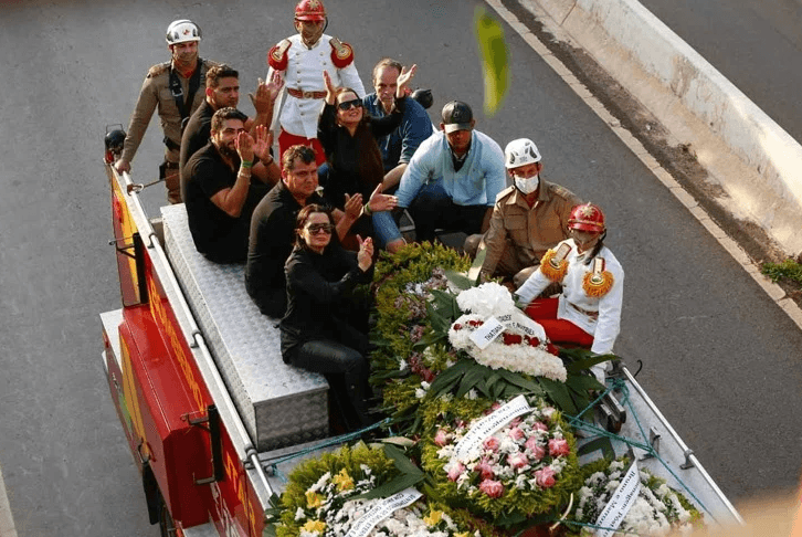 Sob emoção, cortejo de Marília Mendonça chega em cemitério de Goiânia