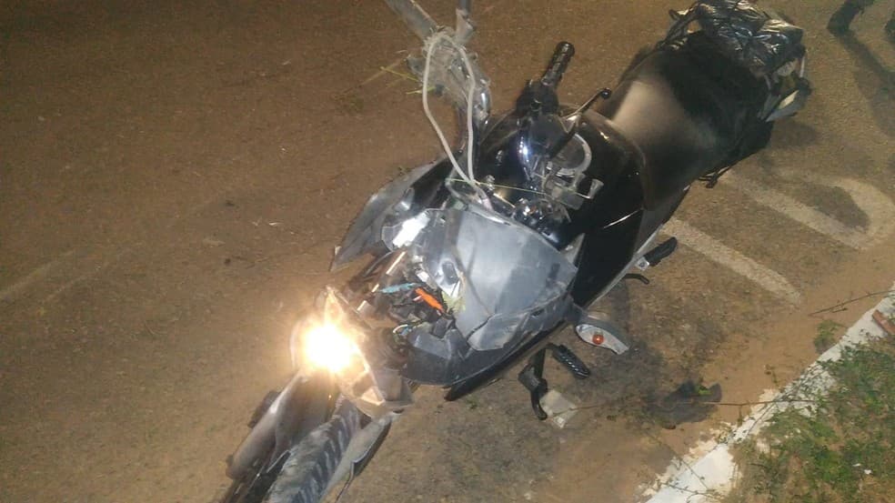Entregador perde controle de moto, bate em placa, cai e tem perna decepada na Grande Natal