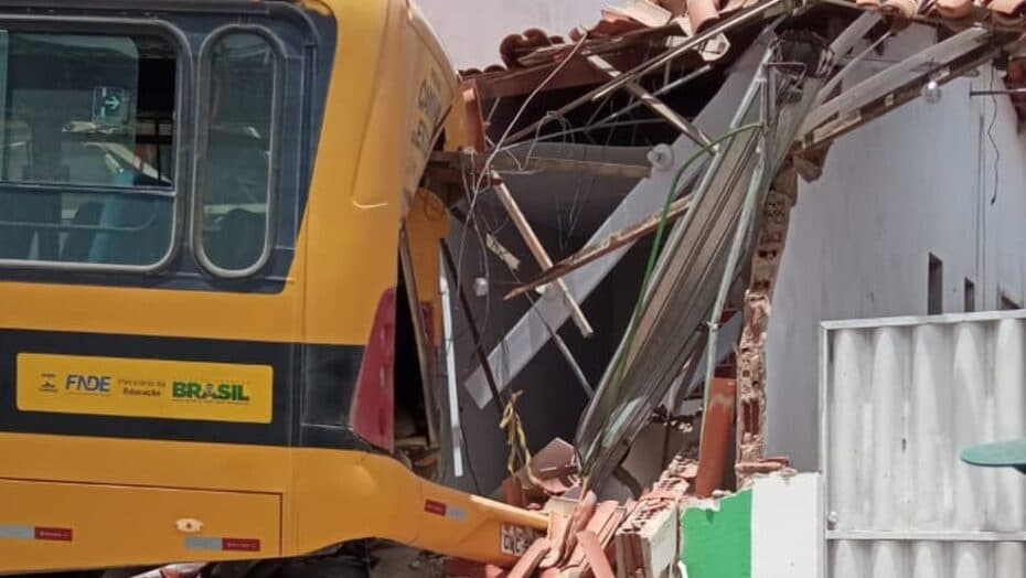 FOTOS: Ônibus escolar desgovernado invade casa no interior do RN