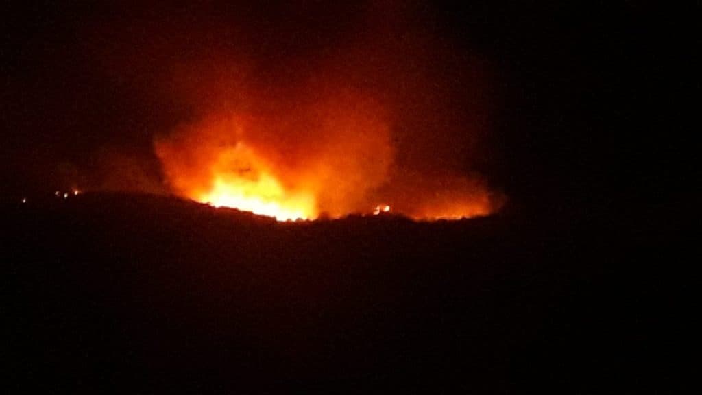 VÍDEO E FOTOS: Incêndio de grandes proporções atinge área na divisa do RN com a PB